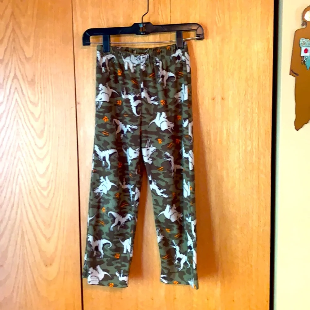Boy’s size M 8 fleece 2 piece dinosaur print pajama set pjs pajamas shirt pants